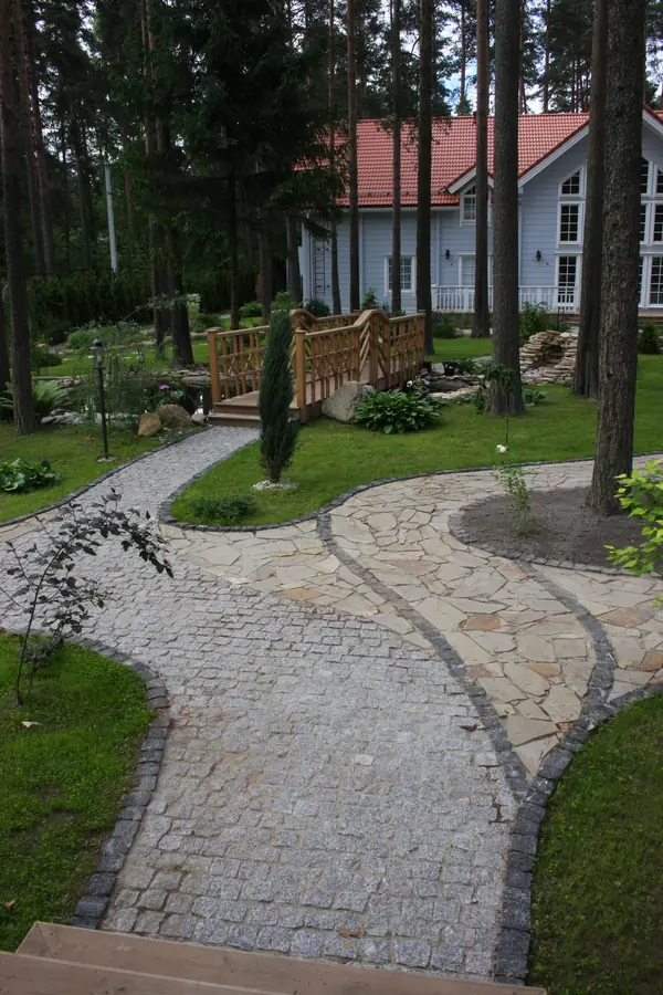 Реализация ландшафтного проекта в сосновом лесу