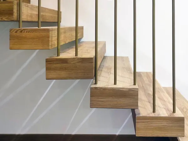 Дубовые ступени с лаком без тонировки