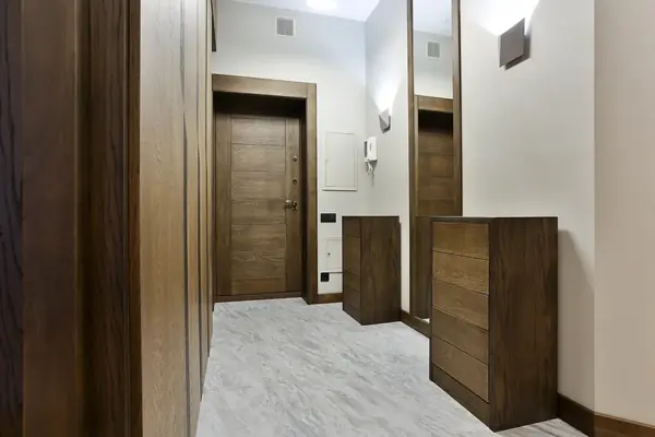 Шкаф, паркет, тумбы, зеркало, двери, плинтус