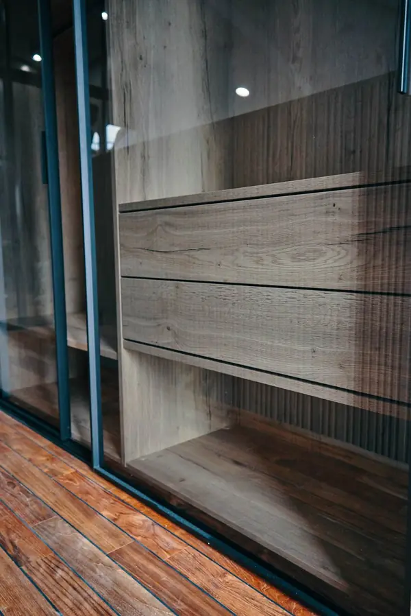 Шкаф-купе raumplus с тонированными дверьми в черном профиле S1200