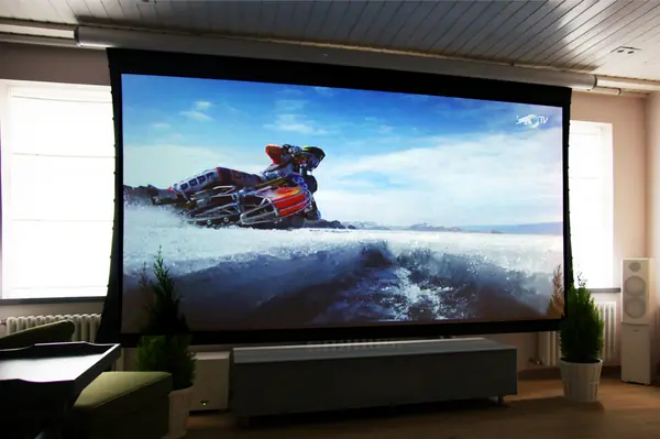 Моторизированный экран с системой натяжения по бокам