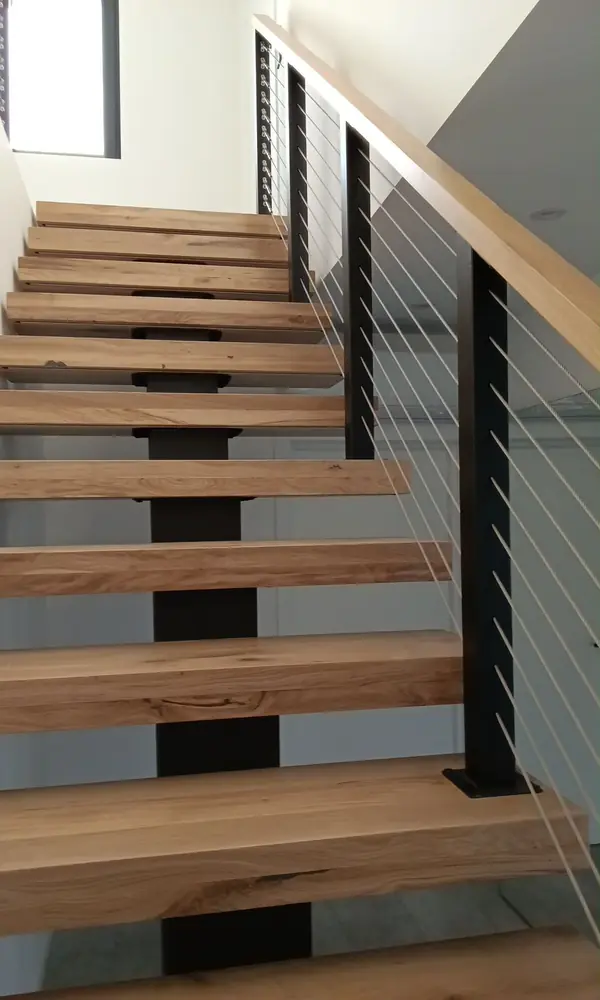 Лестница в стиле LOFT центральной балке