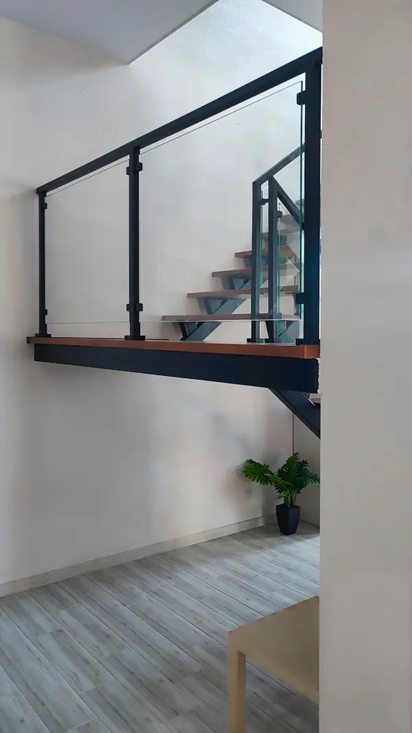 Современная лестница в офис