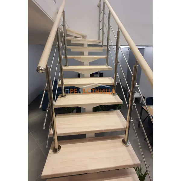 Лестница на центральном металлическом косоуре Ассоль 44