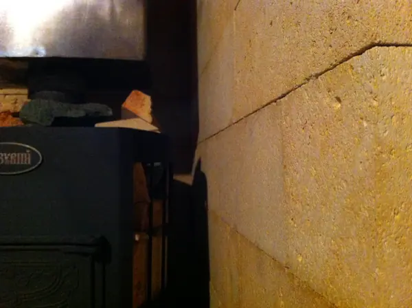 Угловая перегородка из камня