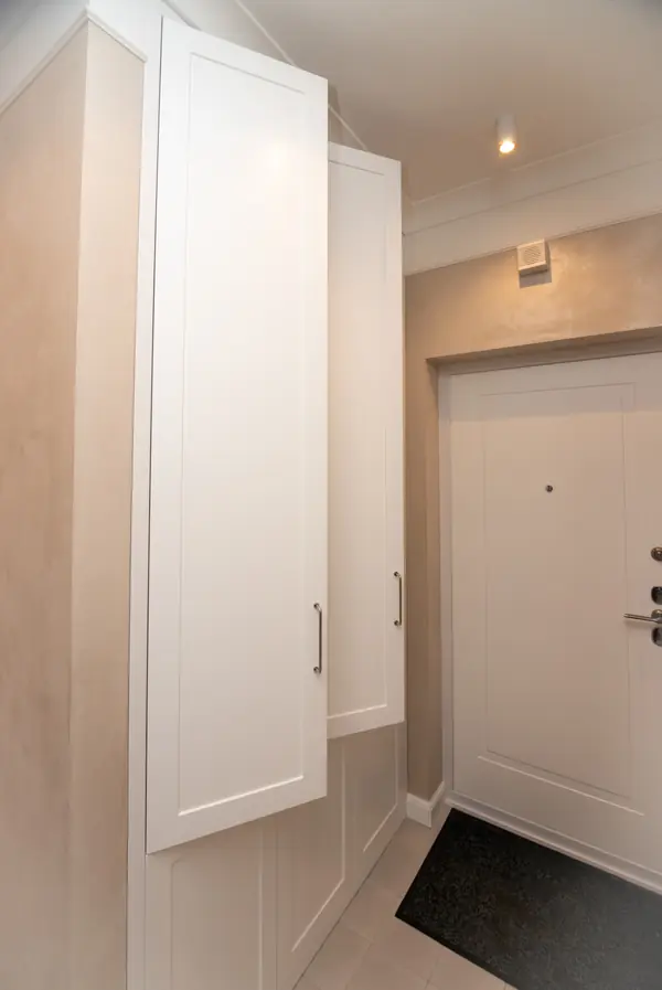 Шкафы в прихожую и спальню в неоклассическом стиле