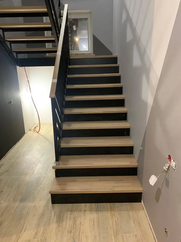 Комбинированная лестница на металлическом каркасе