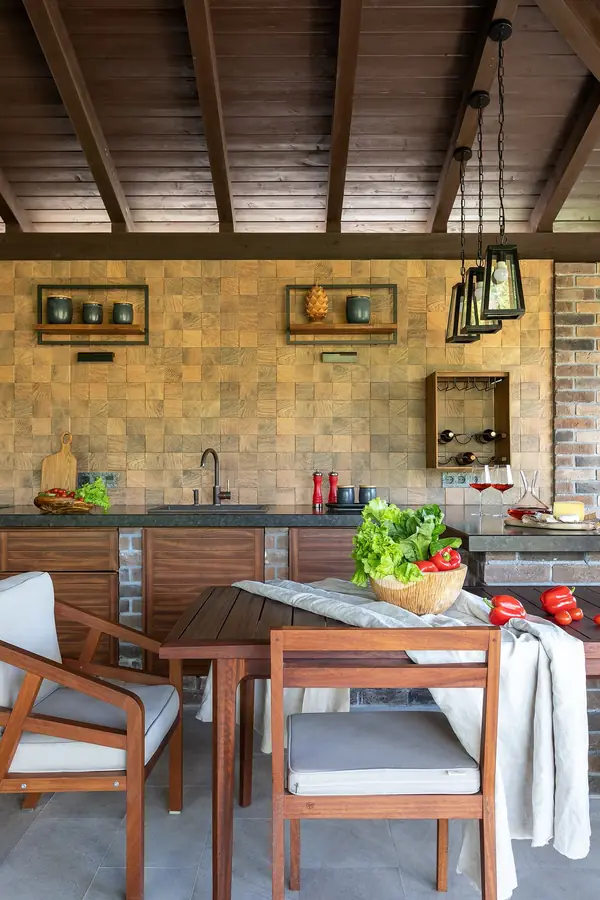 УЮТНАЯ БЕСЕДКА В ЗАГОРОДНОМ ДОМЕ