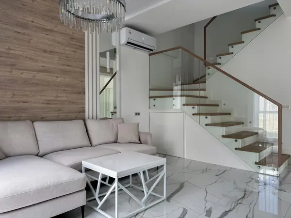 Гостиная с открытой лестницей