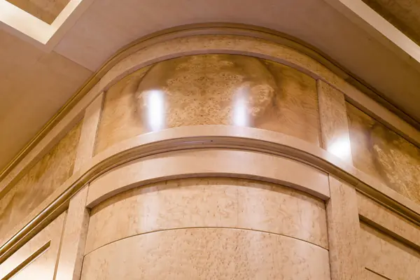 Прихожая и коридор в отделке декоративным шпоном.