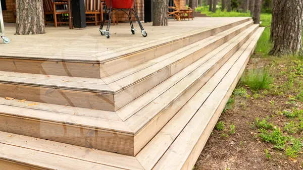 Современный дизайнерский дом с террасой и отделкой из дранки