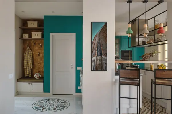 Яркий аутентичный интерьер, создающий иллюзию загородного дома