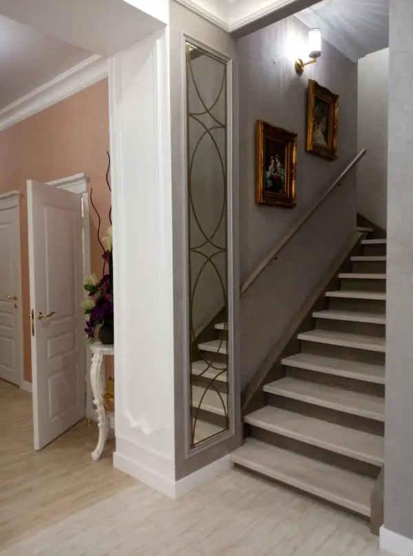 гостиная, зеркало в интерьере и лестница на 2 этаж