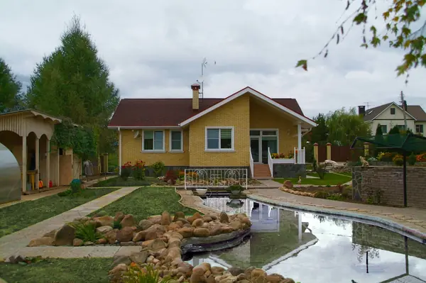 Домик у пруда в Рассудове