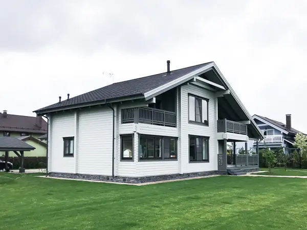 Фасад деревянного дома из клееного бруса