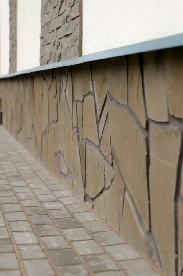 Применение камня песчаника-плитняка в облицовке фундамента дома