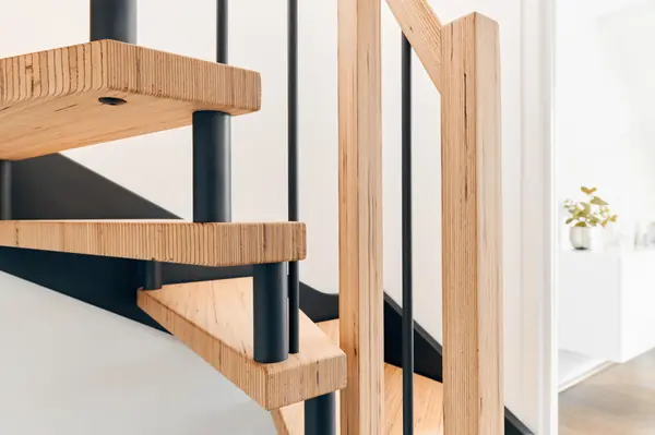 Лестница в квартире (BauBuche и элементы с эффектом необработанной стали)