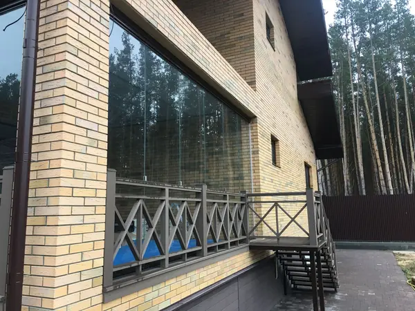 Застеклённая веранда с раздвижными створками