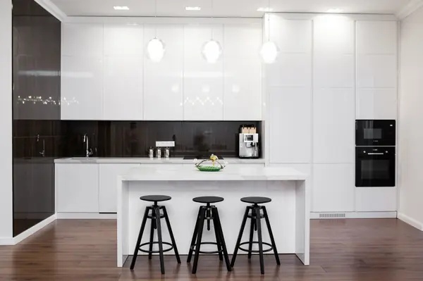 Светлая кухня в современном стиле