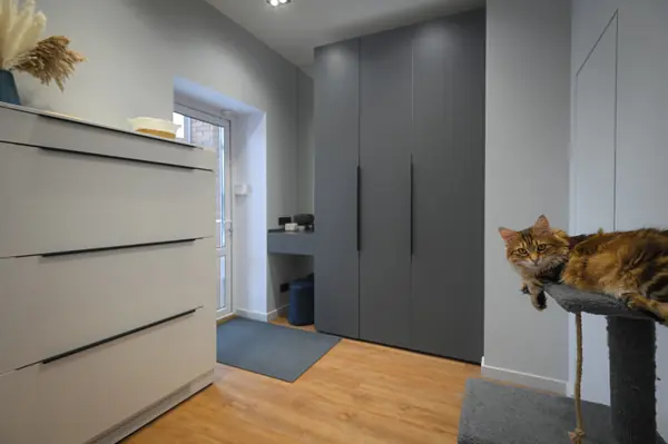 Коттедж в Чукреевке с природными фресками и рейками с подсветкой