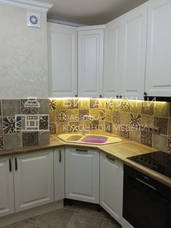 Белый угловой кухонный гарнитур