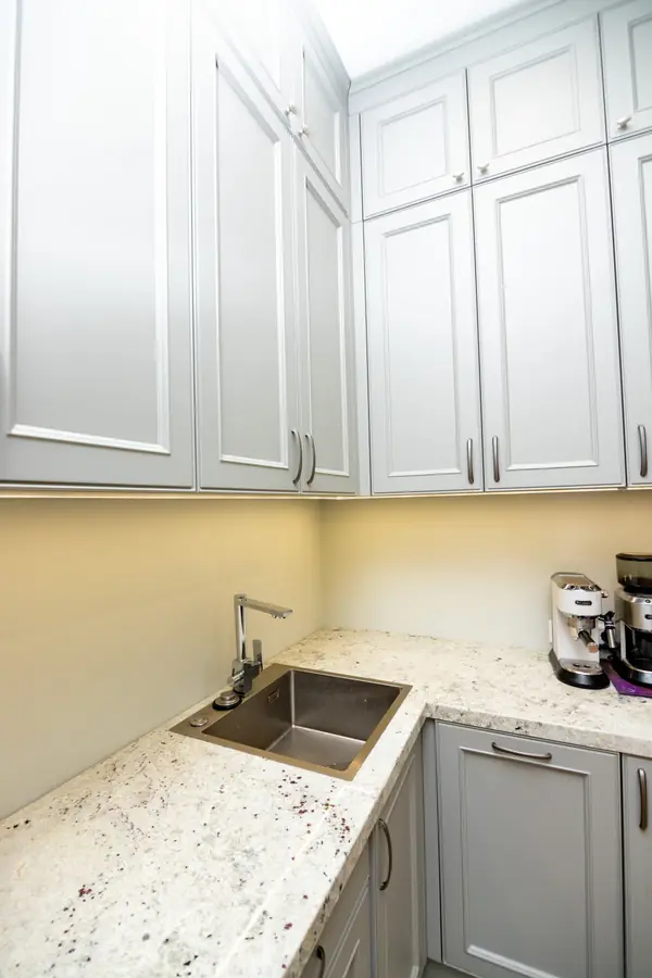 Светло-серая кухня в классическом стиле