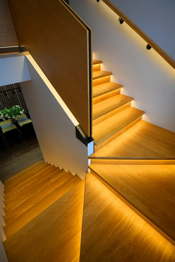 Коттедж в Чукреевке с природными фресками и рейками с подсветкой