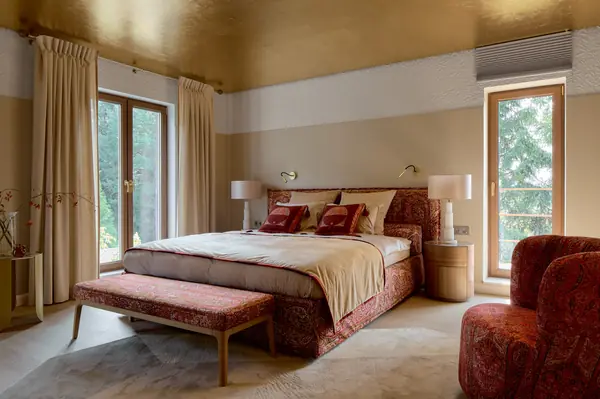 Мастер-спальня в розовом золоте