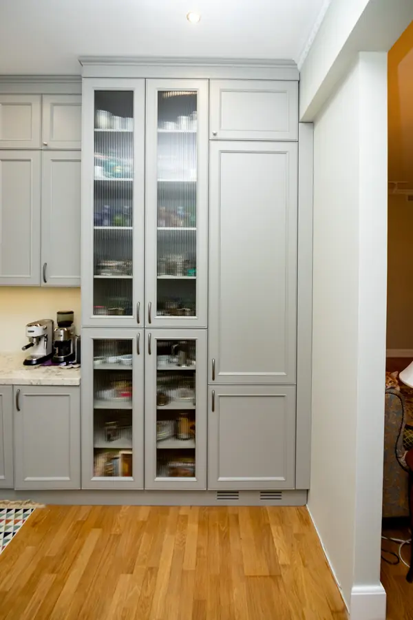 Светло-серая кухня в классическом стиле