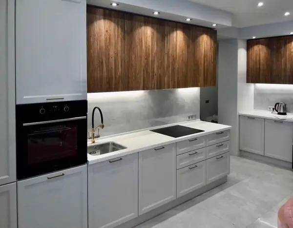 Встроенная кухня в классическом стиле с деревянными фасадами