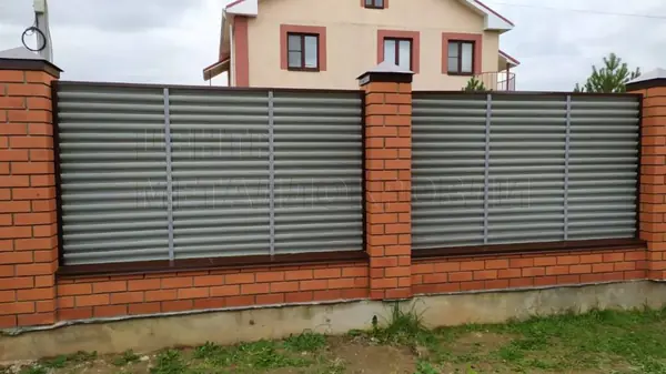 Забор жалюзи из металлического штакетника (евроштакетника)