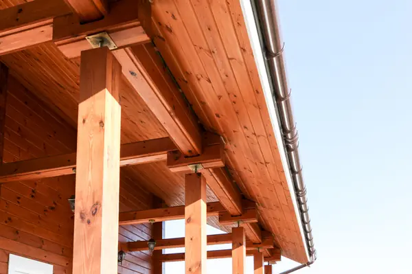 Свесы в деревянном доме из клееного бруса