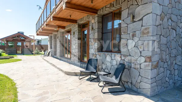 Дом в стиле шале на берегу Правдинского озера