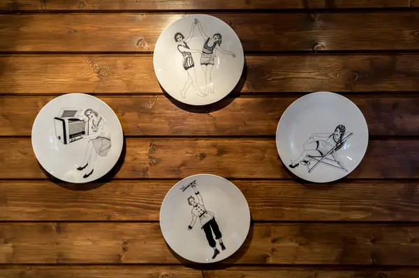 Дачный ответ: "Синяя кухня у белого камина"