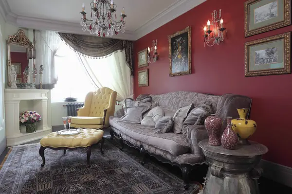 Квартира в классическом стиле. Сложная отделка, ручная роспись стен