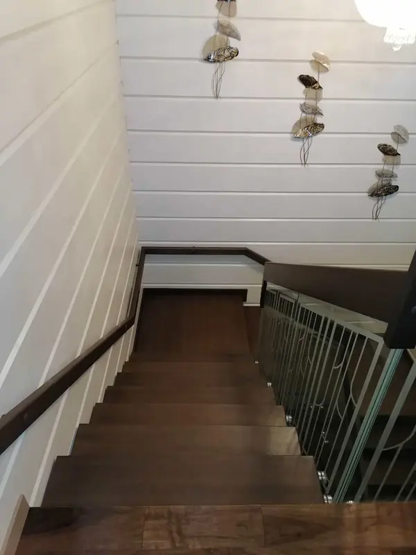 Лестница на металлокаркасе со перилами из стекла