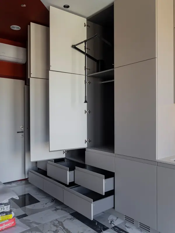 Большая стильная кухня в неоклассическом стиле в светлых тонах