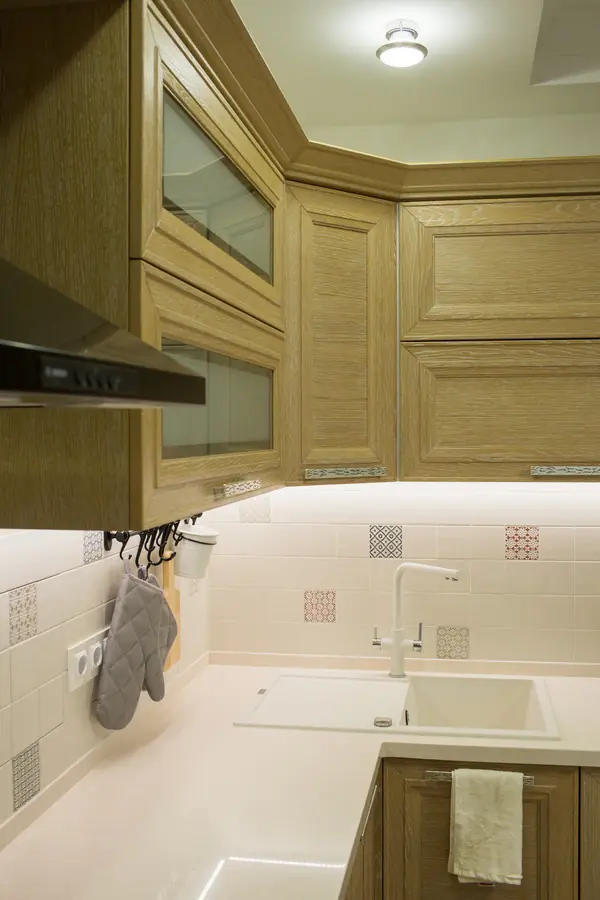 Городская кухня с лесным пейзажем