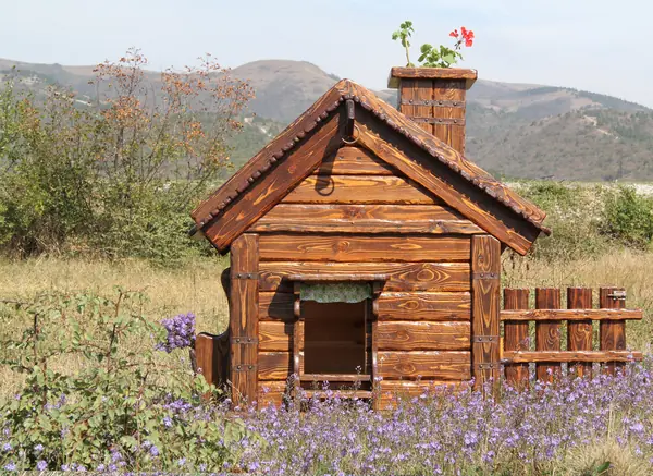 Будка для собаки с окошком и забором