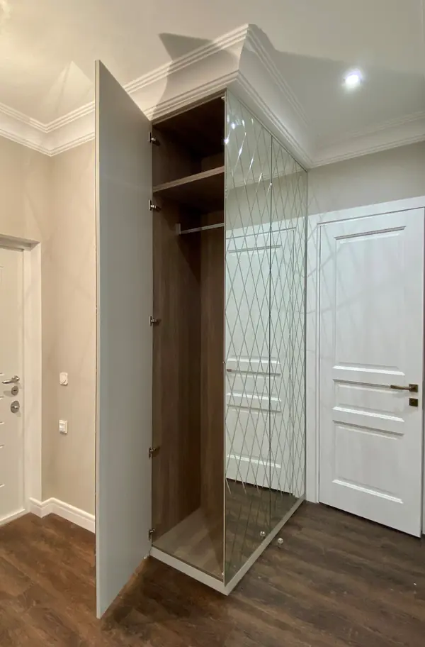 Шкаф в прихожей.