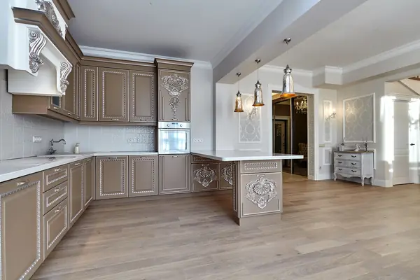 033 Квартира в высотном доме с выходом на крышу.