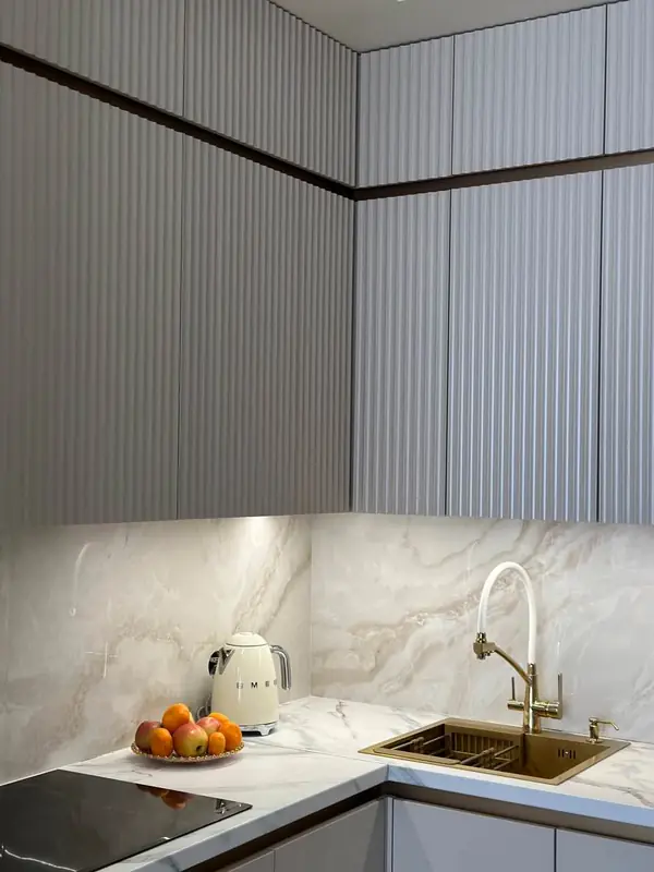 Кухня Нео с рифлеными фасадами в сочетании с алюминиевыми профилями.