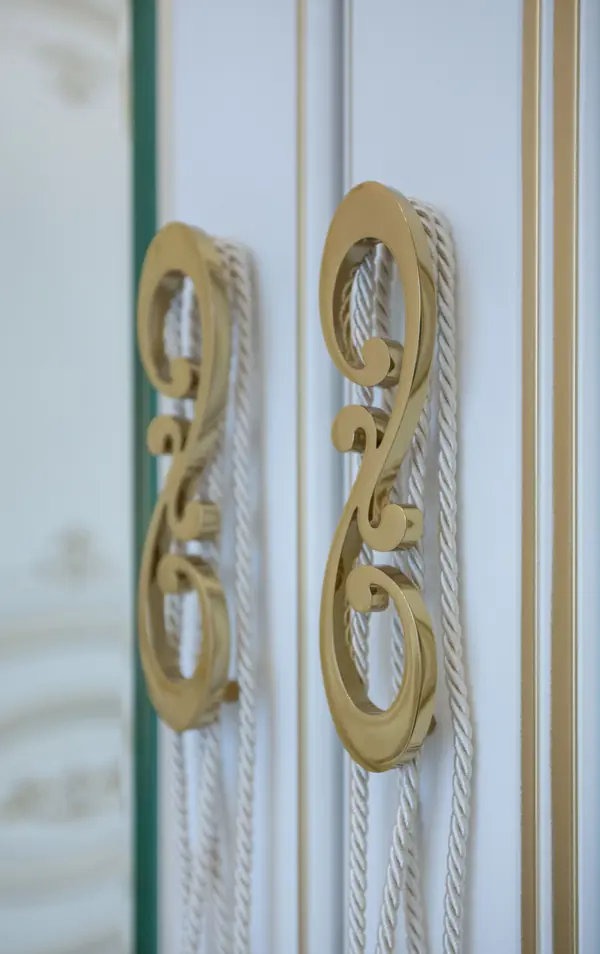 Шкаф в классическом стиле