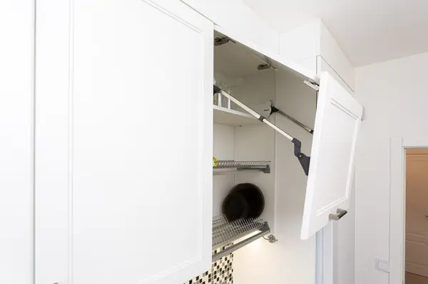 Черно-белая кухня с фартуком мозаика