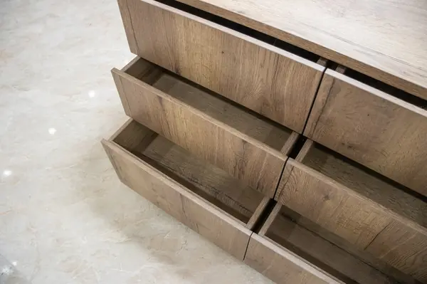 Гардеробная комната на цокольном этаже