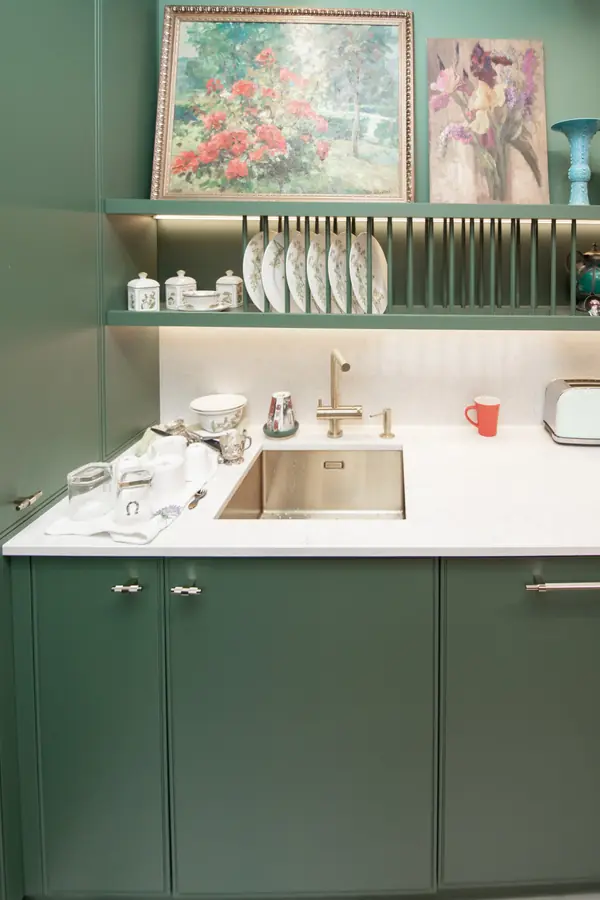 Стильная неоклассическая кухня в темно-изумрудном цвете