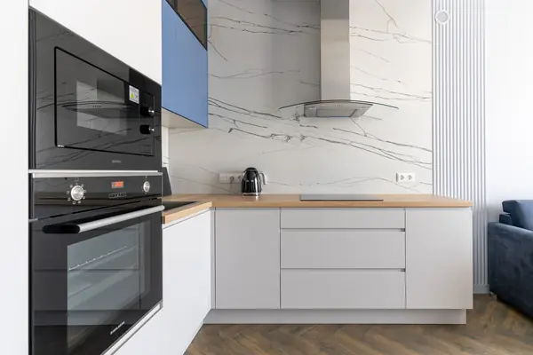 Кухня-гостиная, облегченная, светлая в основном объеме и с акцентным светом, в с