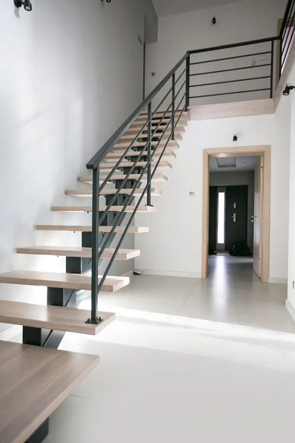 Металлическая лестница на монокосоуре