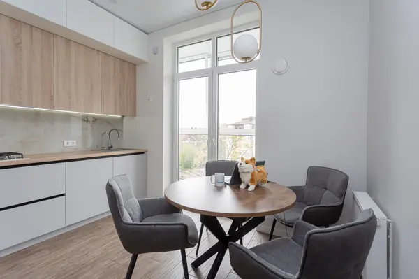 Серая комбинированная кухня в современном стиле