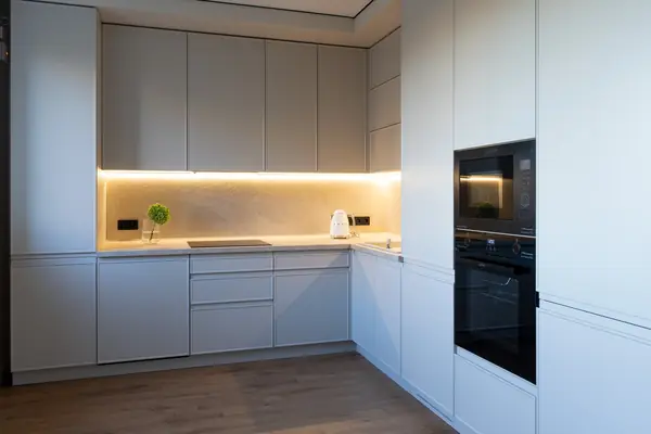 Монохромная кухня до потолка с интересными решениями